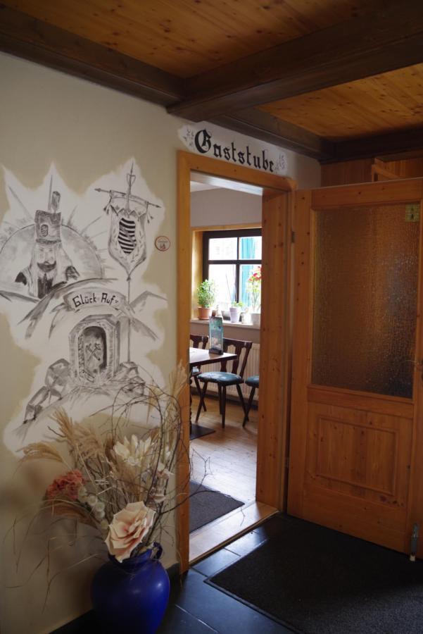 Wirtschaft & Pension Zum Huthaus Шнееберг Екстериор снимка