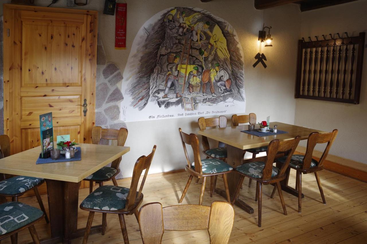 Wirtschaft & Pension Zum Huthaus Шнееберг Екстериор снимка