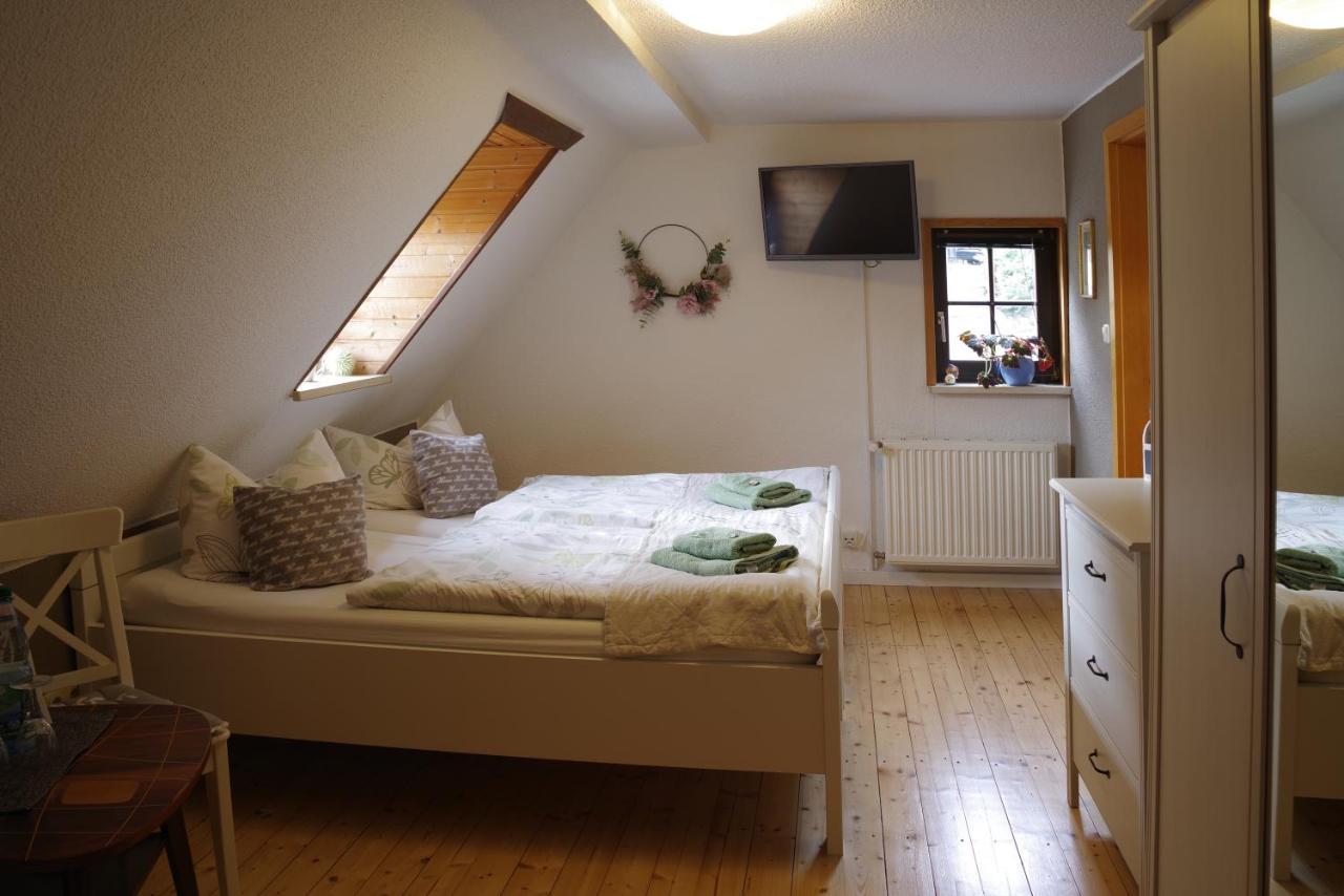Wirtschaft & Pension Zum Huthaus Шнееберг Екстериор снимка