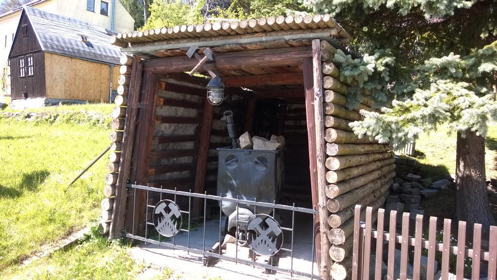 Wirtschaft & Pension Zum Huthaus Шнееберг Екстериор снимка